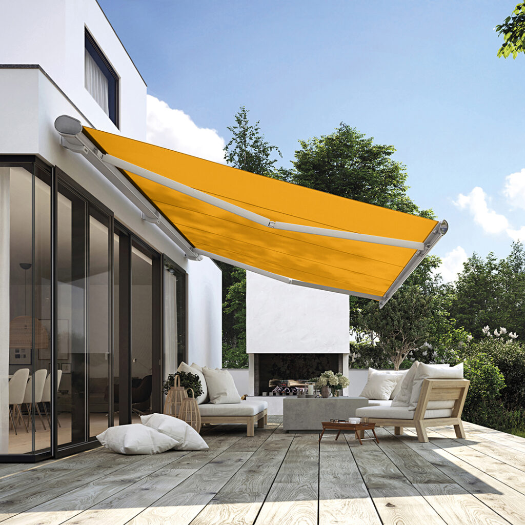 markilux mx 6000 en gris avec tissu orange sur une terrasse